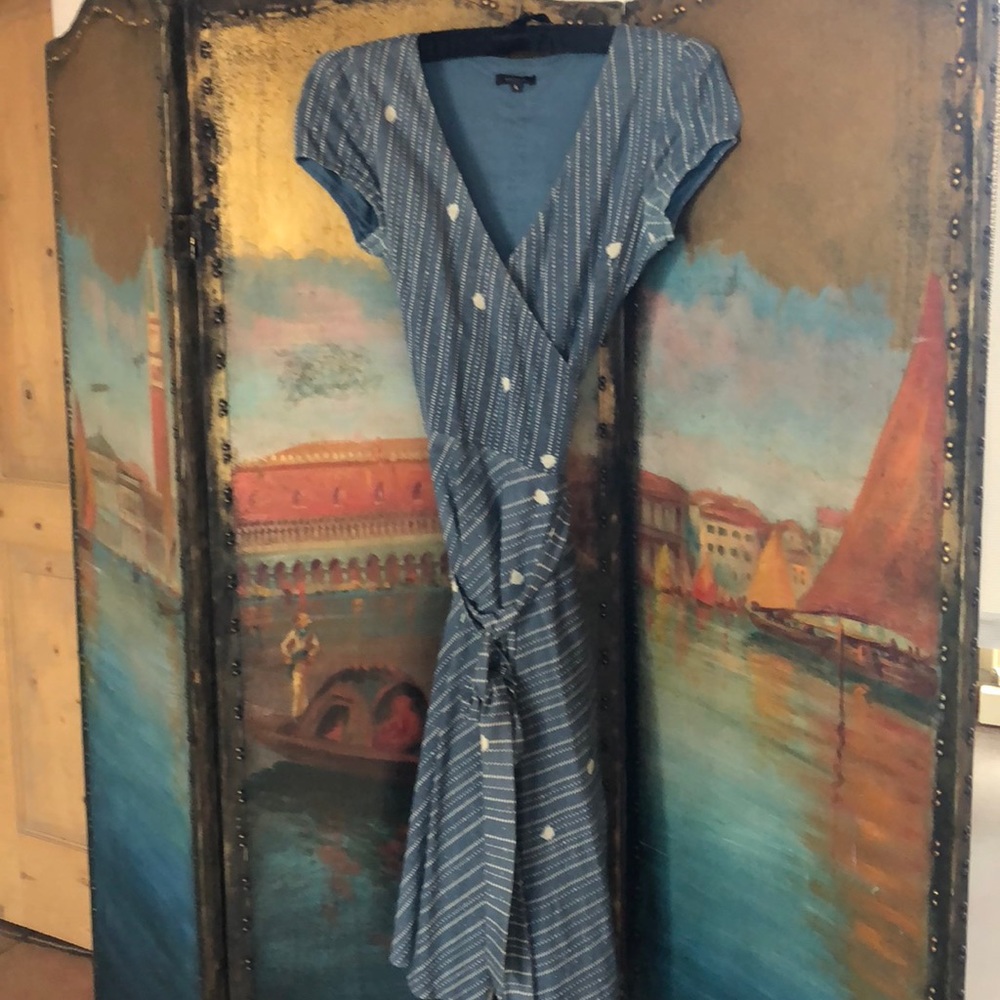 Adorable, flattering Tocca wrap dress. Gray/blue.